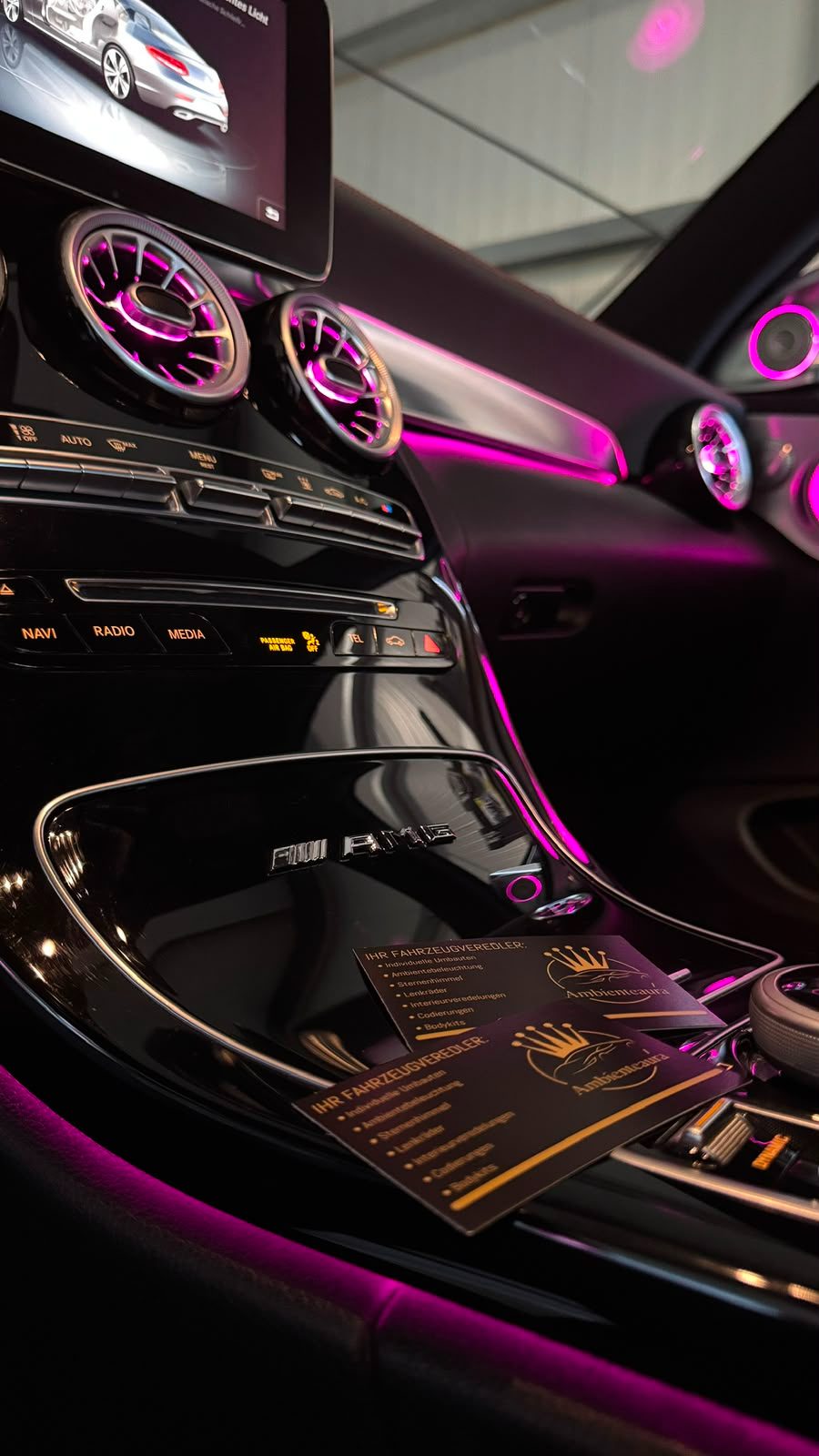 Cockpit mit magentafarbener Ambientebeleuchtung